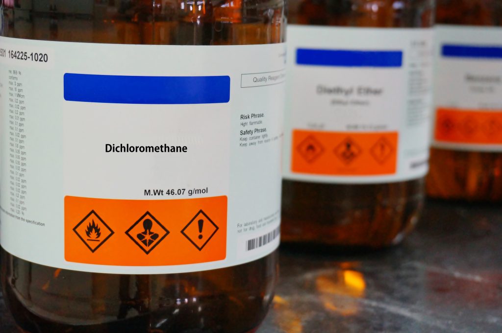 ジクロロメタンの溶液が入っている化学専用容器。